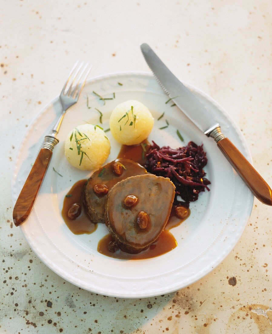 Rinderbraten mit Knödel und Blaukraut