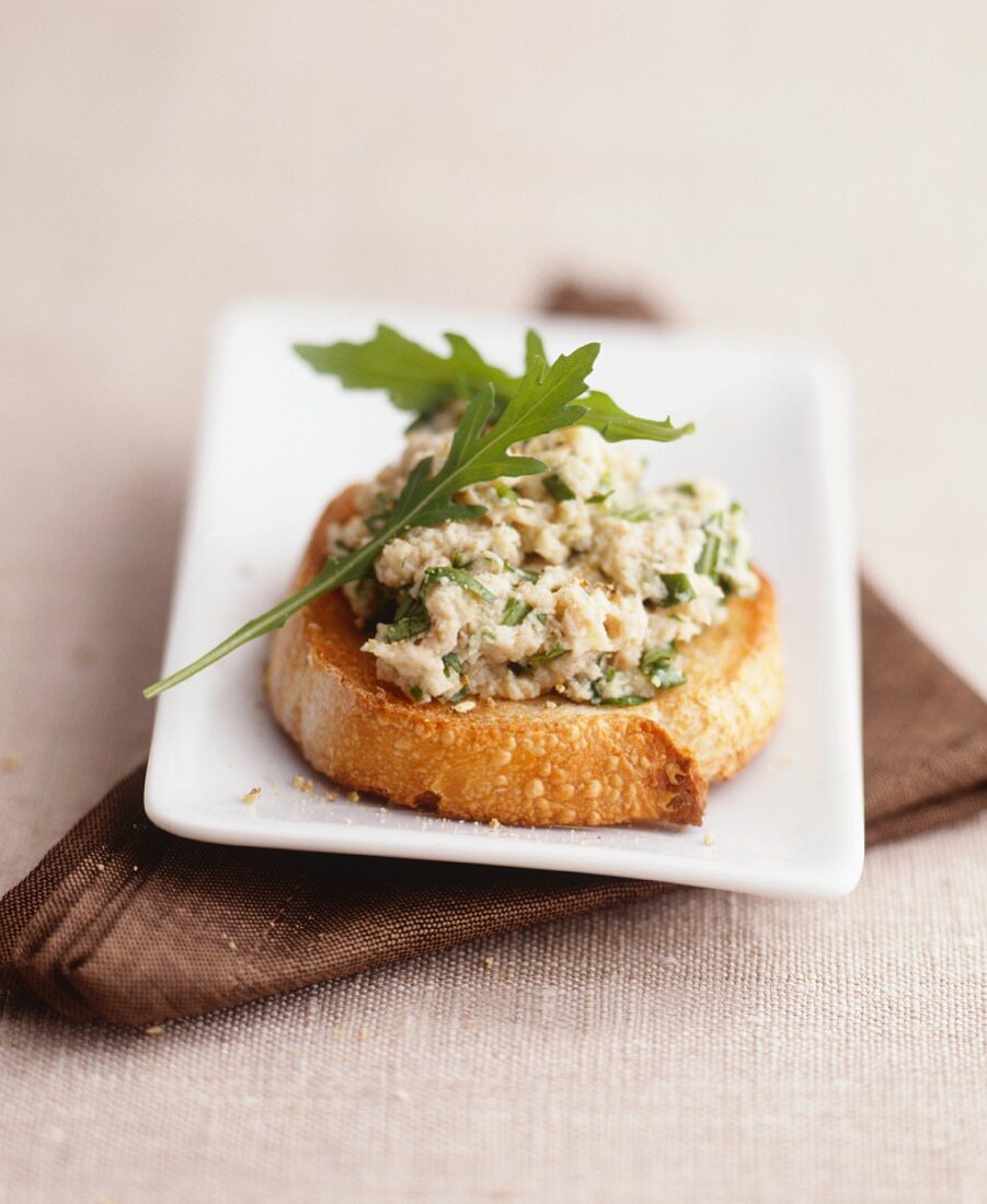 Crostini with chicken and rocket topping
