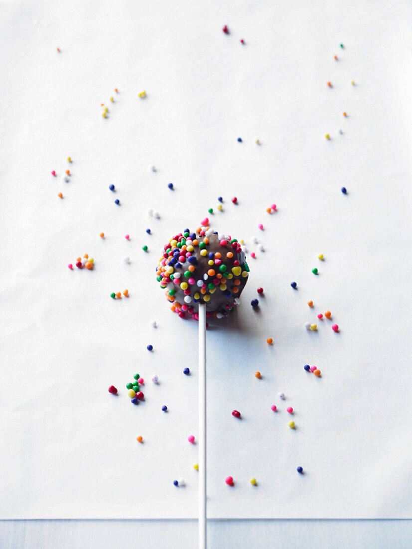 Cake Pop, mit bunten Zuckerperlen verziert