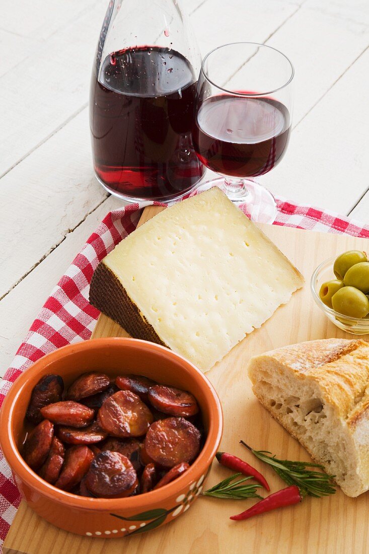 Manchego, chorizo, bread, olives and red wine (Spain)