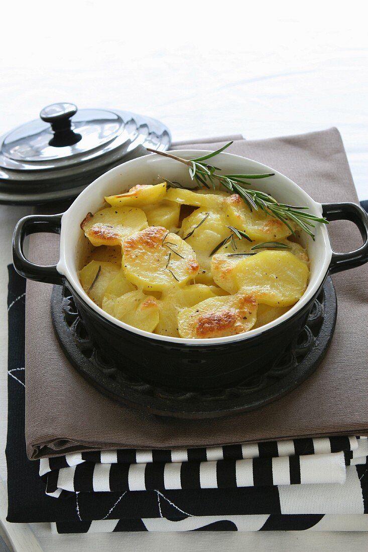 Kartoffelauflauf mit Rosmarin und Mozzarella