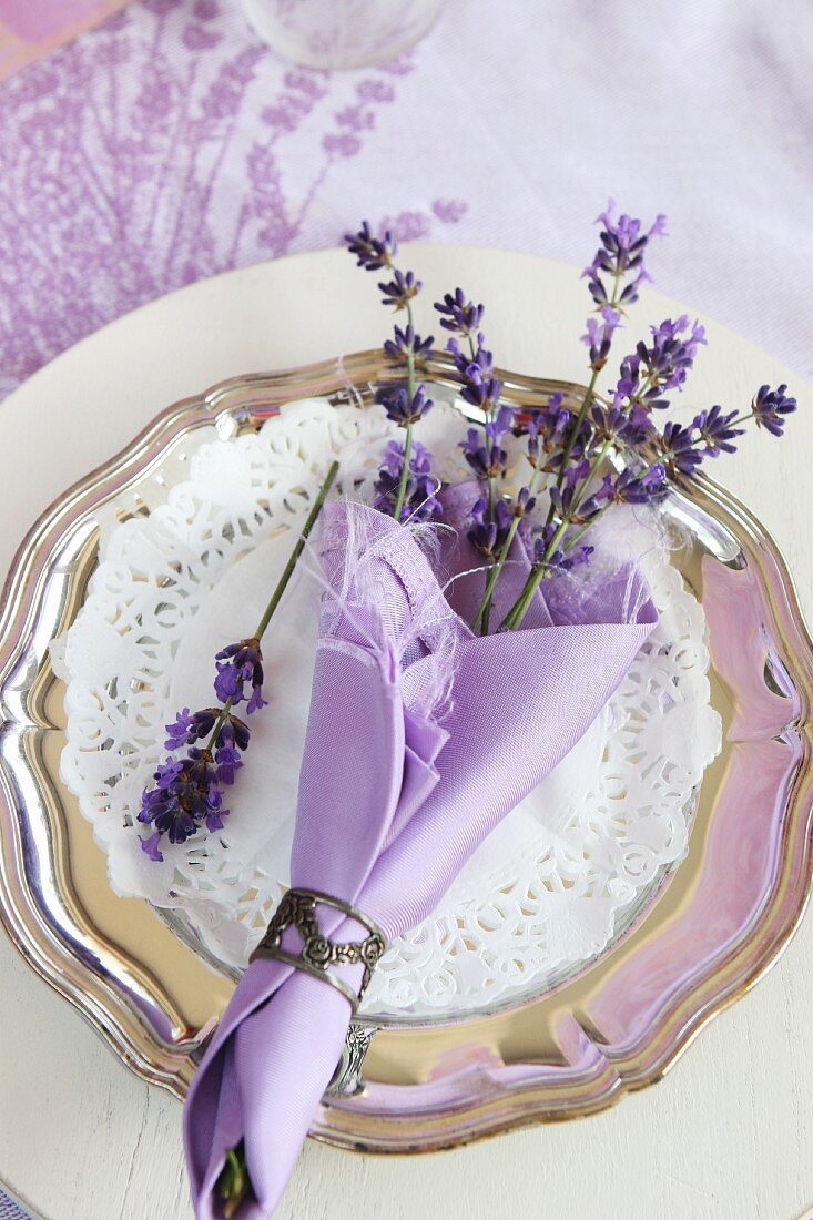 Festliche Tischdeko: Lavendelblüten in lila Serviette