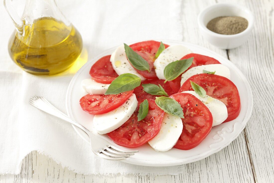 Tomaten mit Mozzarella & Basilikum