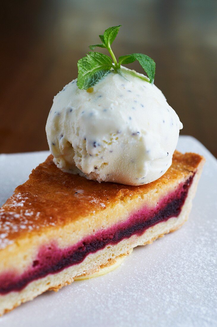 Rote-Bete-Frangipane-Tarte mit Vanilleeiskugel