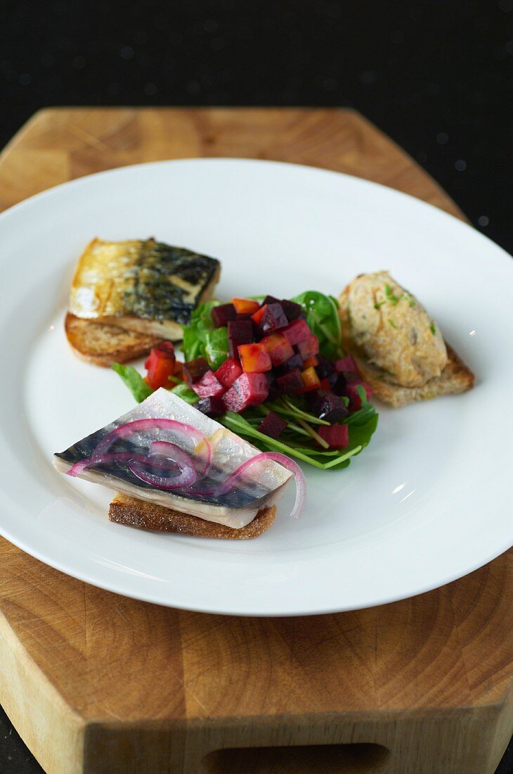 Dreierlei Makrelengerichte auf Brot mit Rote-Bete-Salat