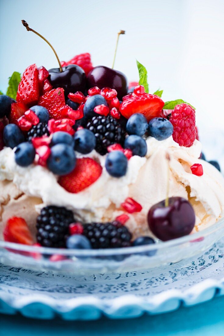 Pavlova mit frischem Obst und Sahne