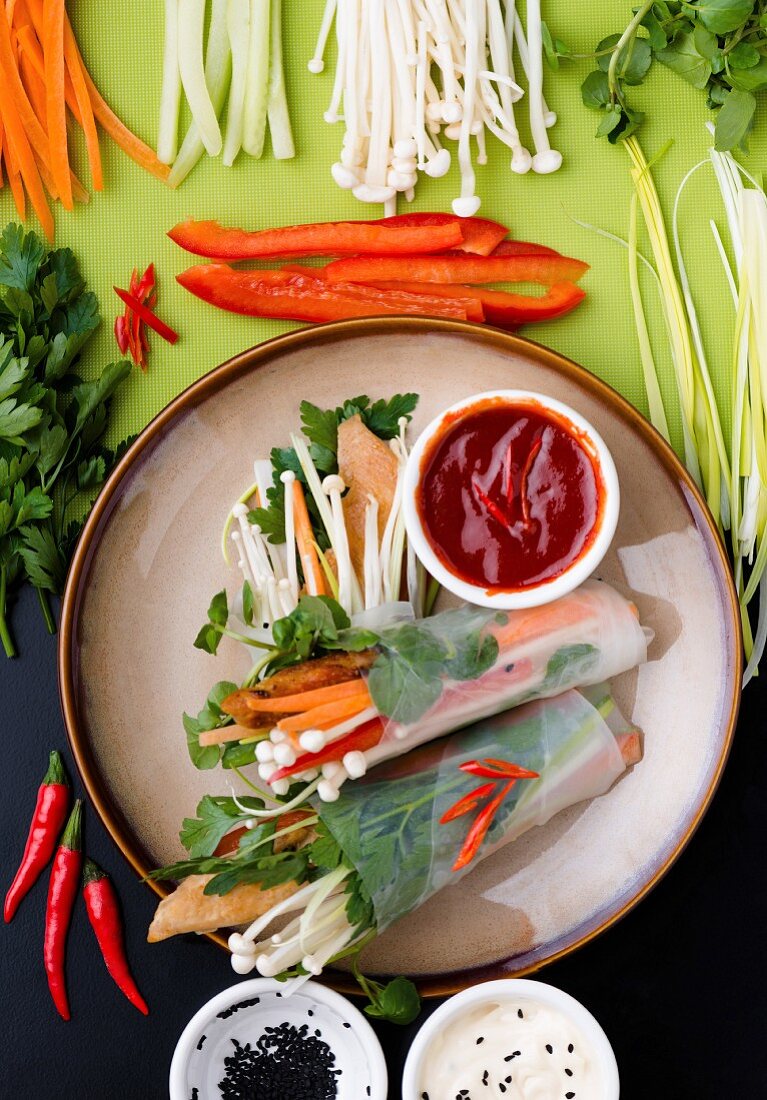 Reispapierröllchen mit Enokipilzen, Hähnchen und Gemüse (Asien)