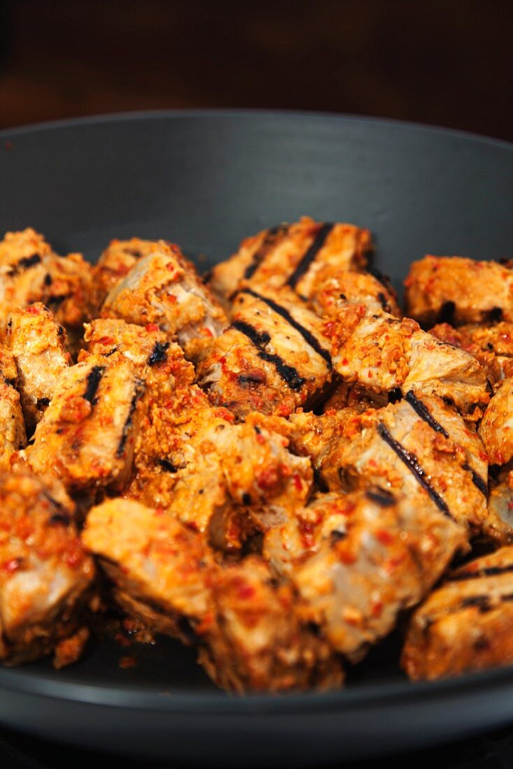 Spicy chargrilled chicken pieces (close-up)