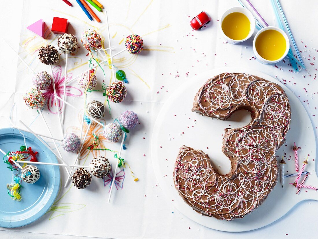 Cake Pops und Zahl-3-Kuchen für den Kindergeburtstag