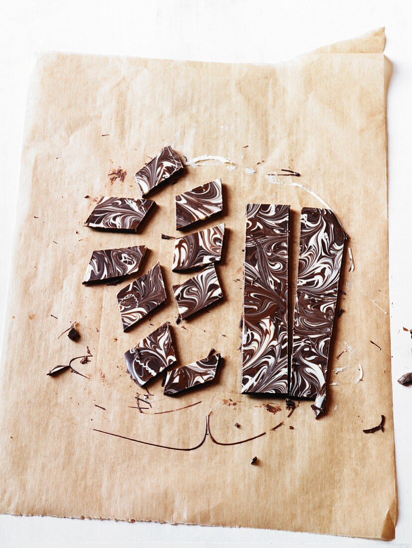 Marmorierte Schokoladenstücke auf Backpapier