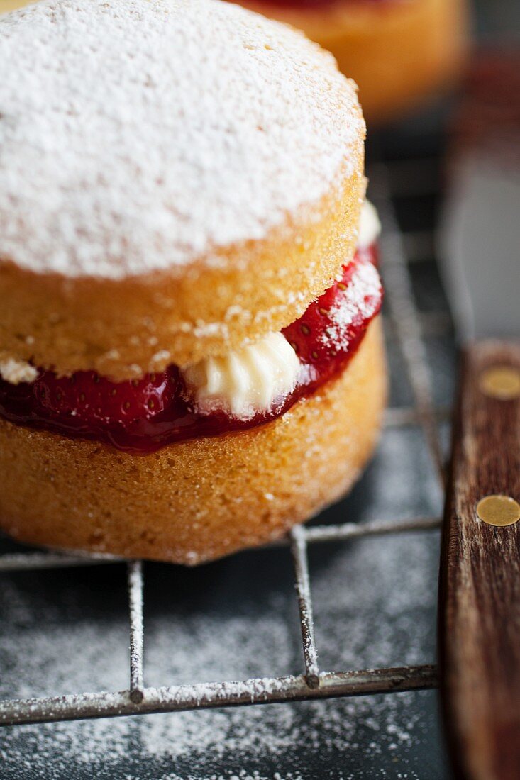 Mini Victoria Sponge Cake (Biskuitkuchen mit Vanille-Buttercreme und Erdbeermarmelade)