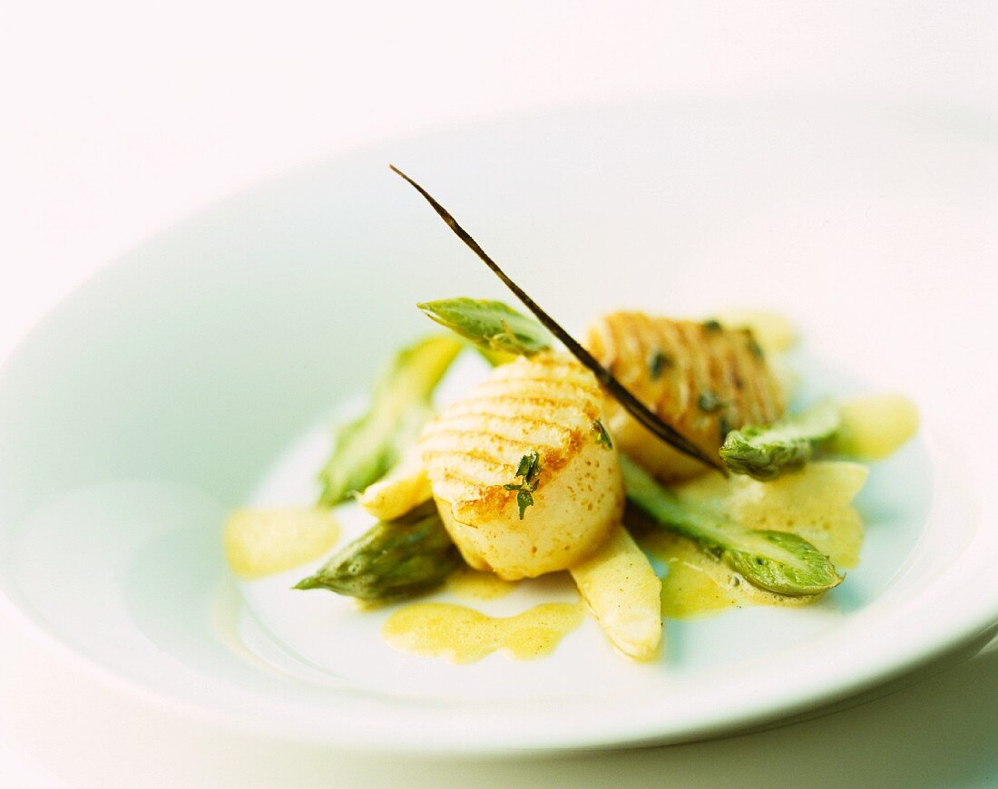 Grilled scallops on asparagus