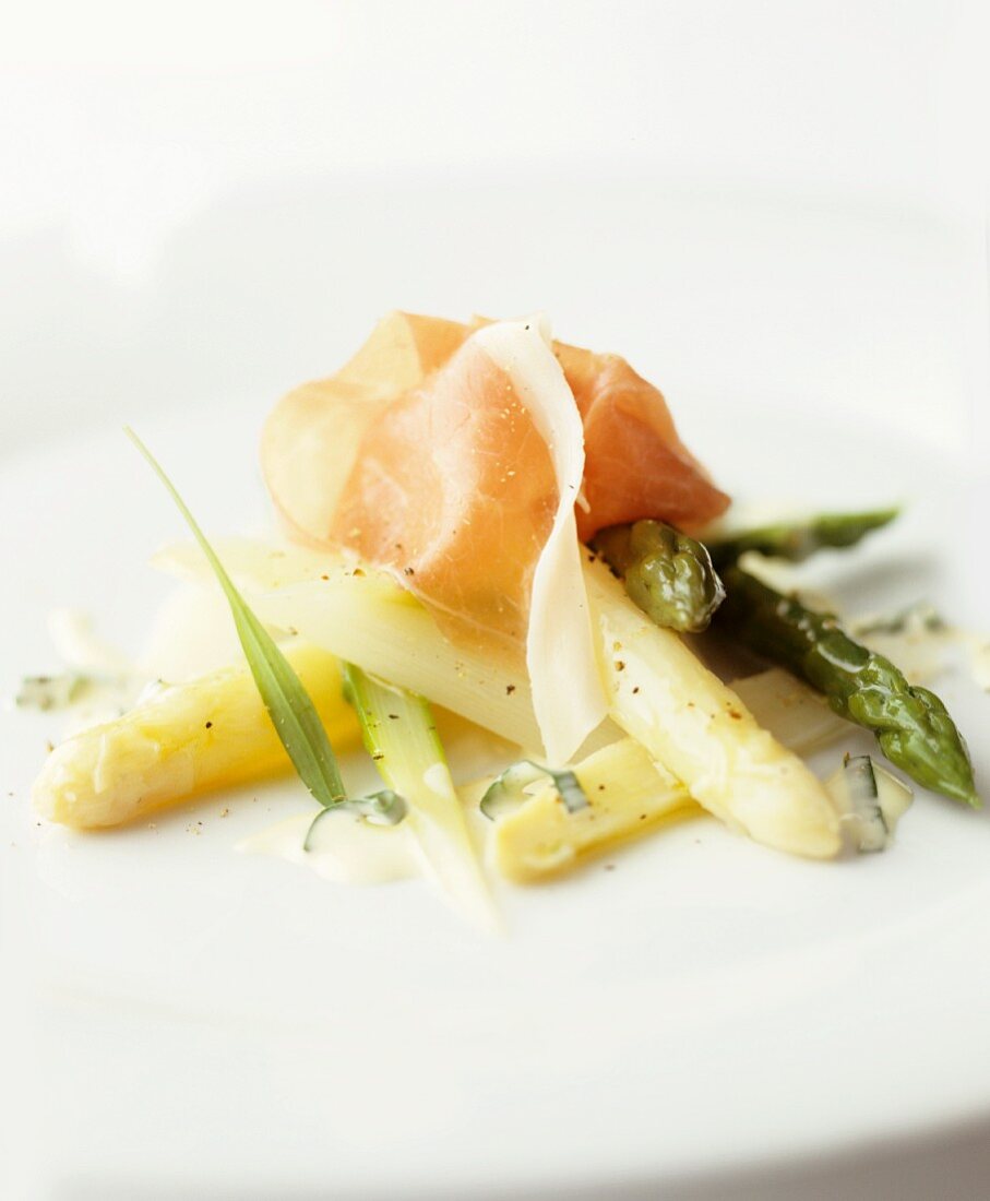 Green and white asparagus with dry-cured ham