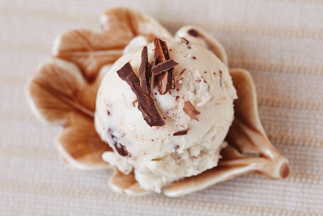 Eine Kugel selbstgemachtes Stracciatella-Eis mit geraspelter Schokolade