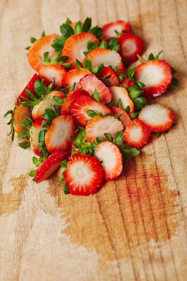 Viele abgeschnittene Stiele von Erdbeeren als Küchenabfälle