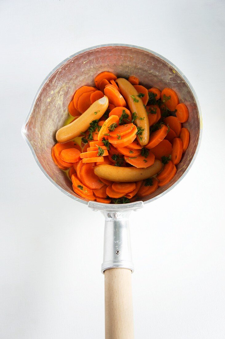 Karottengemüse mit Petersilie und Wiener Würstchen