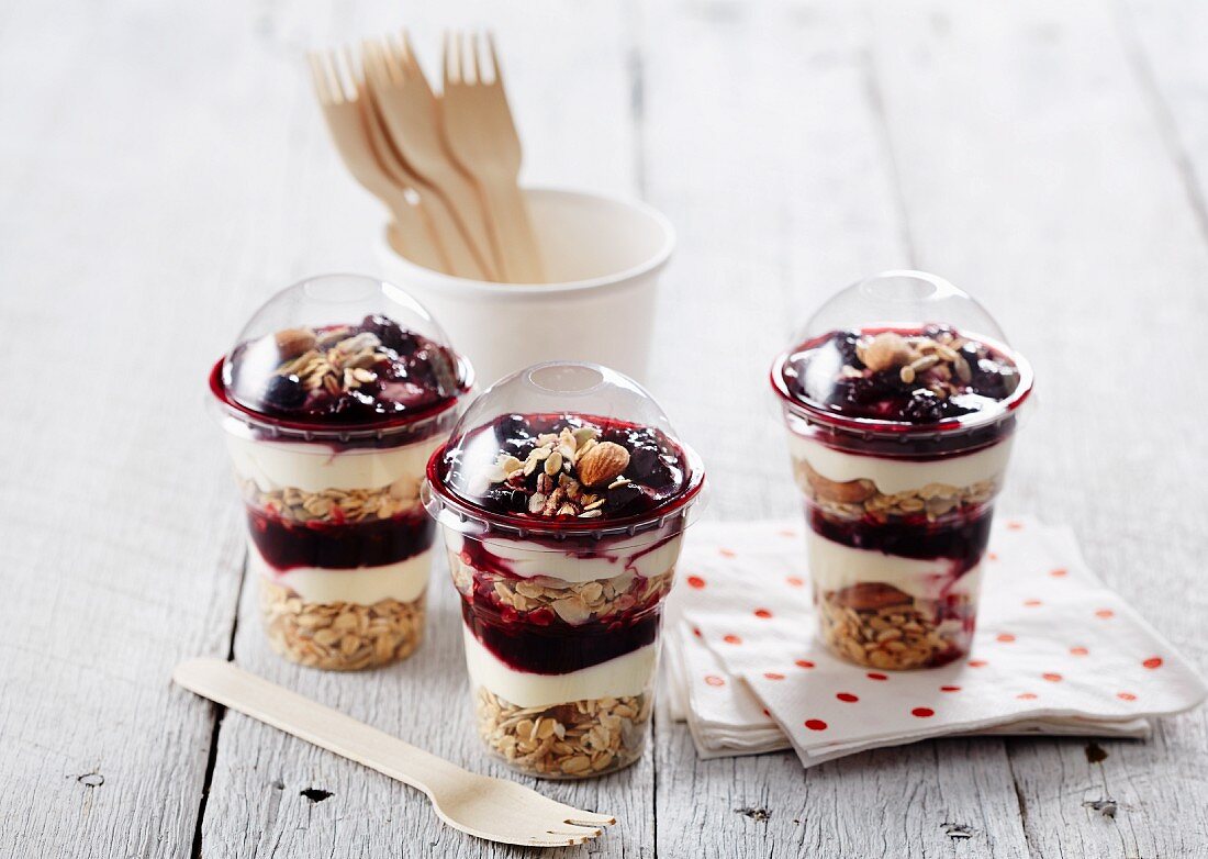 Layered desserts with cereal, fruit and yoghurt, to eat on the go