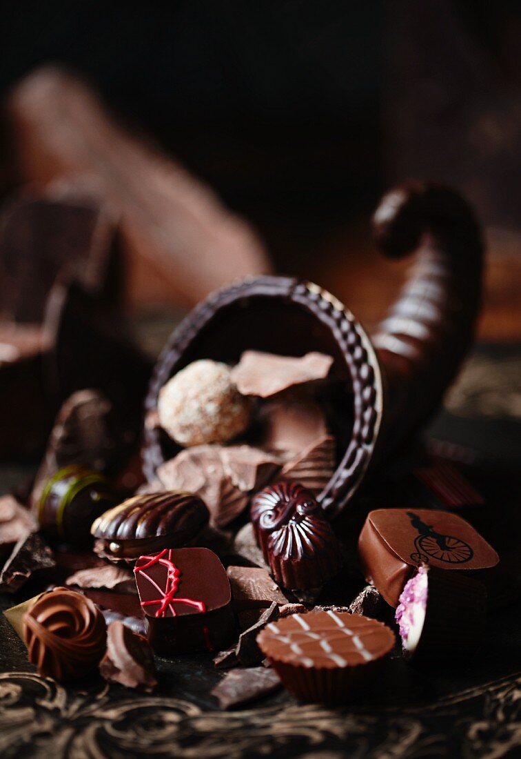 Schokoladenfüllhorn mit verschiedenen Pralinen