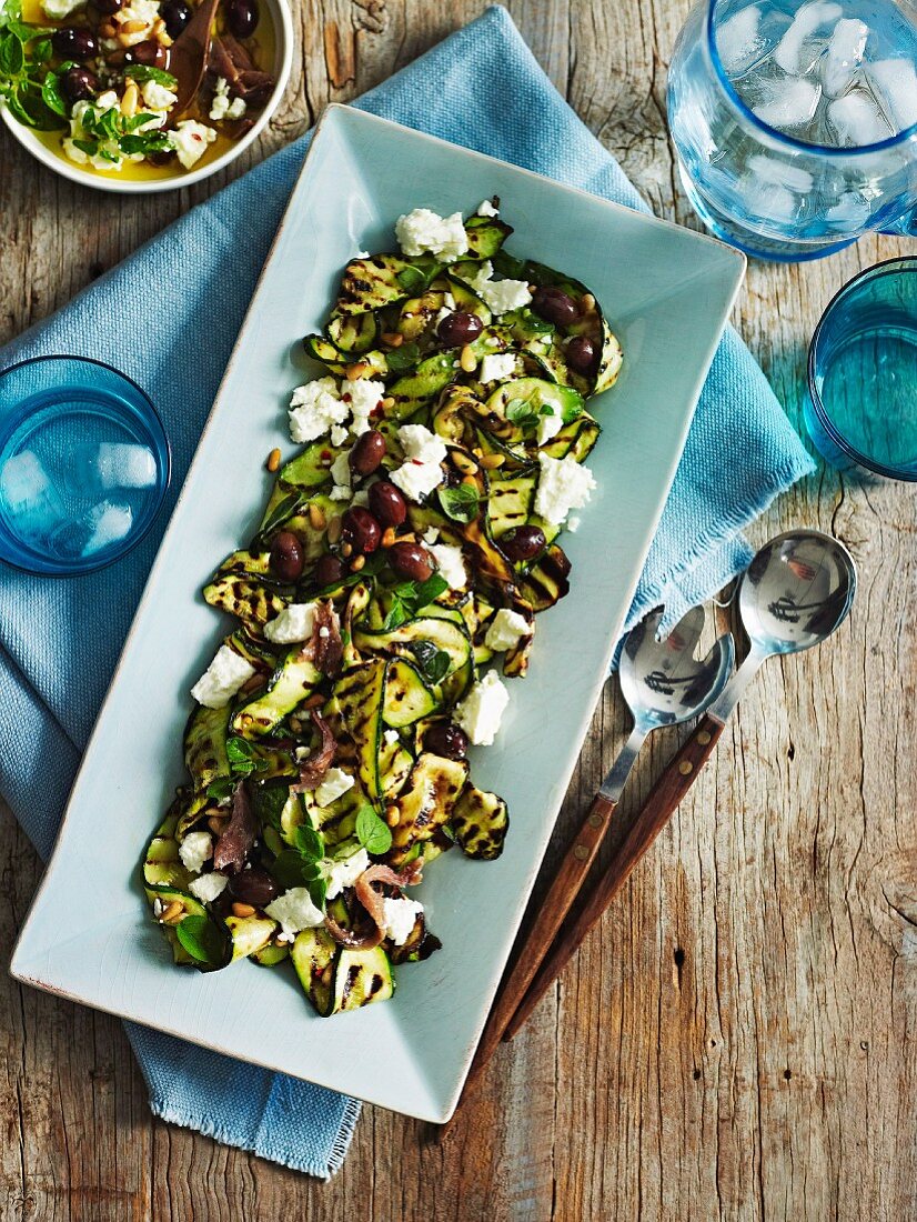 Salat von gegrillten Zucchini mit Sardellen und Oliven