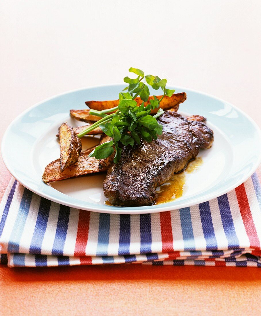 Gebratenes Rindersteak mit Paprika-Kartoffelspalten