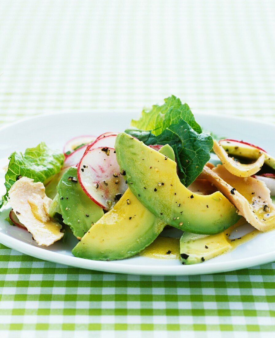 Avocadosalat mit Hähnchen und Radieschen