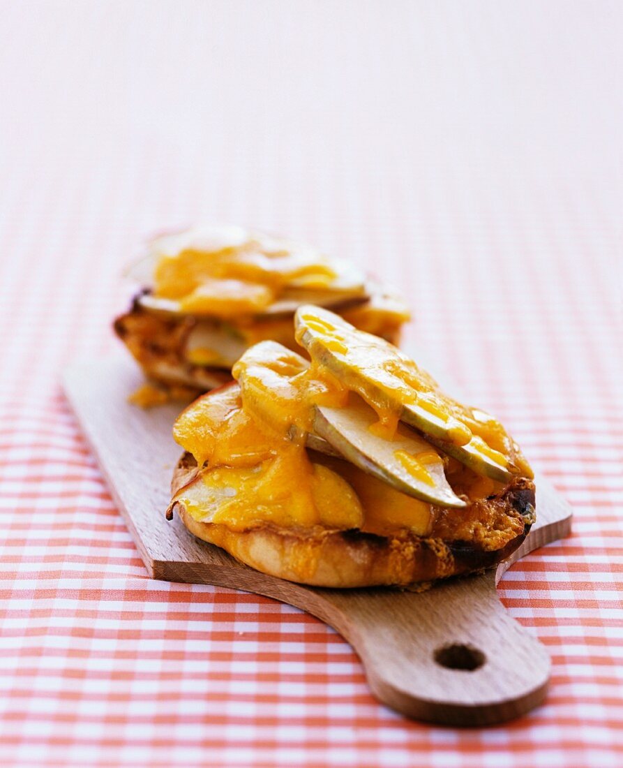 English muffin with apple and cheddar