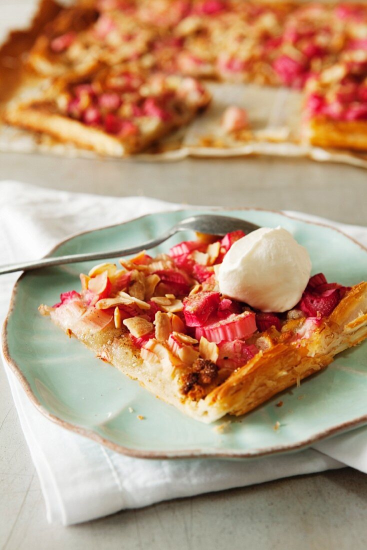 Rhubarb cake with almonds and vanilla ice cream