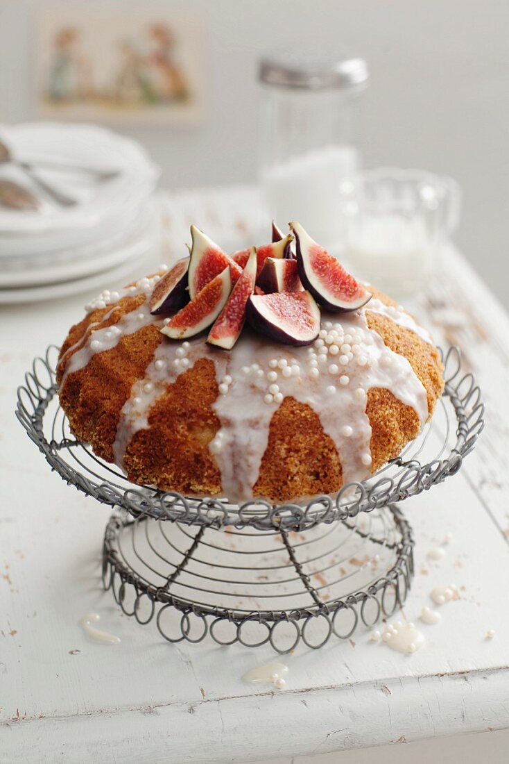 Orange cake with fresh figs and icing sugar