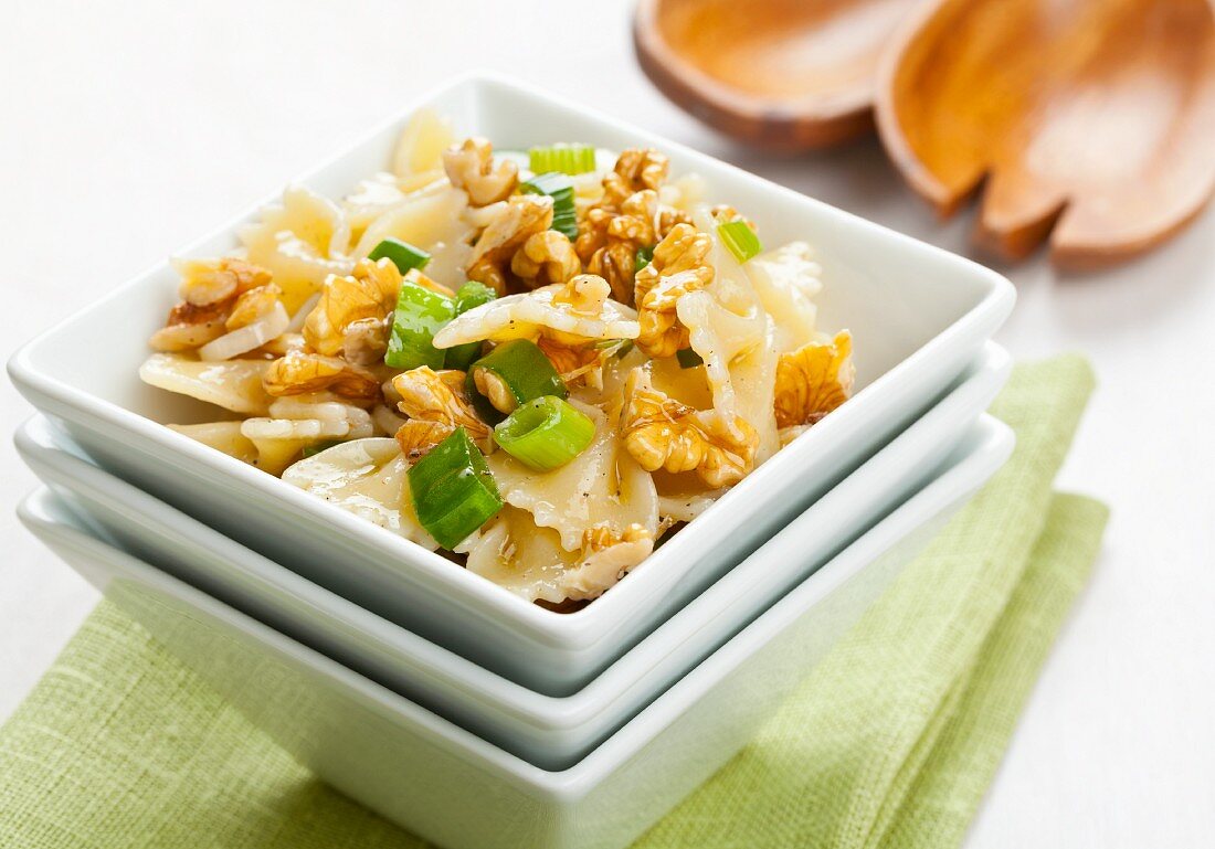 Nudelsalat mit gehackten Walnüssen und Frühlingszwiebeln