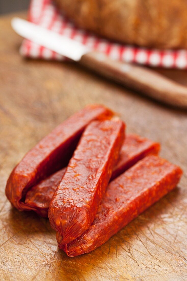 Landjäger (Salamispezialität) auf Holzbrett mit Bauernbrot