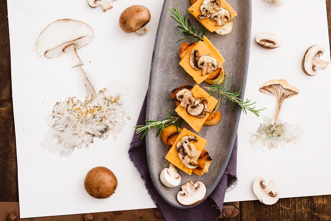 Crostini with mushrooms and cheddar