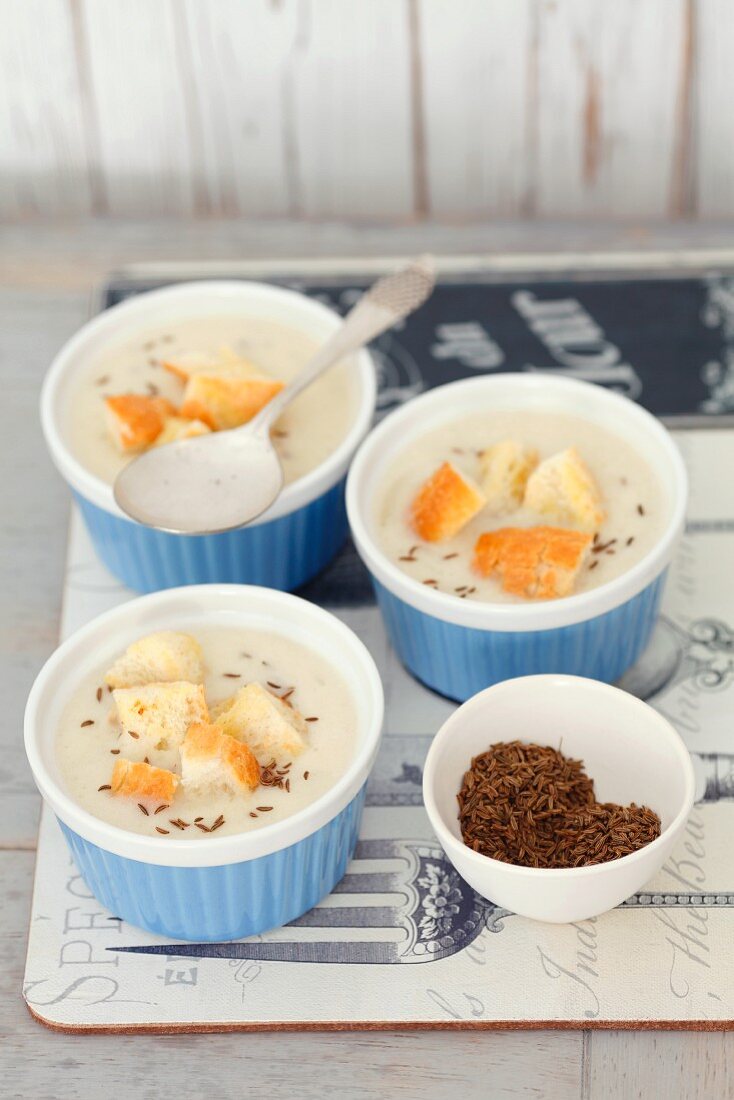 Zwiebelcremesuppe mit Kümmel und Croûtons