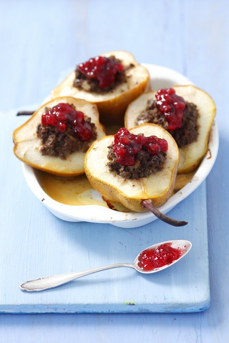 Gefüllte Birnen mit Hähnchenleber und Preiselbeeren