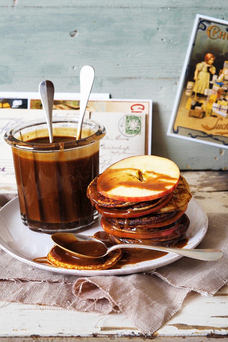Pancakes & Apfelscheiben gestapelt dazu Karamellsauce