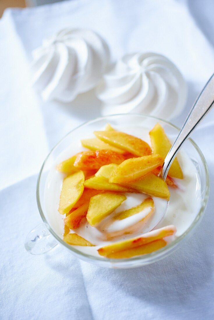 Yoghurt with peaches