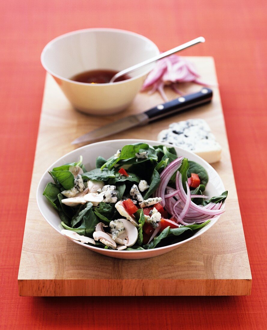 Spinach salad with red onions, Gorgonzola and mushrooms