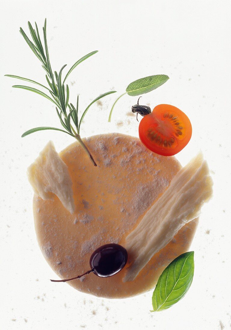 Zutatenstill mit Hefeteig, Kräutern, Tomate, Olive & Parmesan