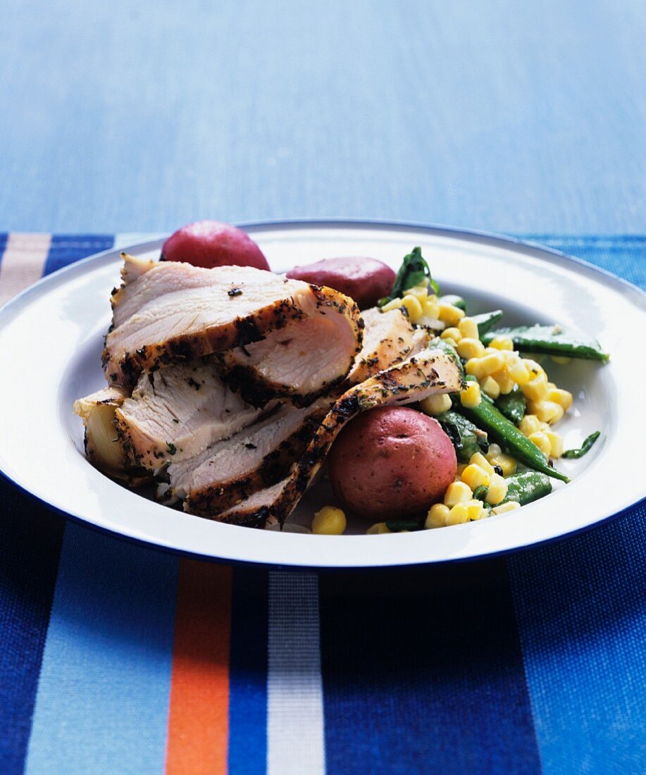 Turkey with red-skinned potatoes, sweetcorn and green beans