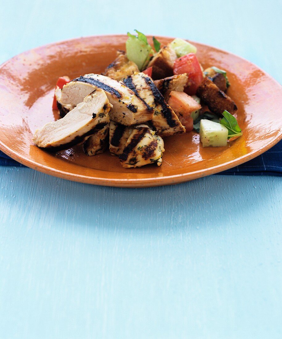 Gegrillte Hähnchenbrust mit Brotsalat