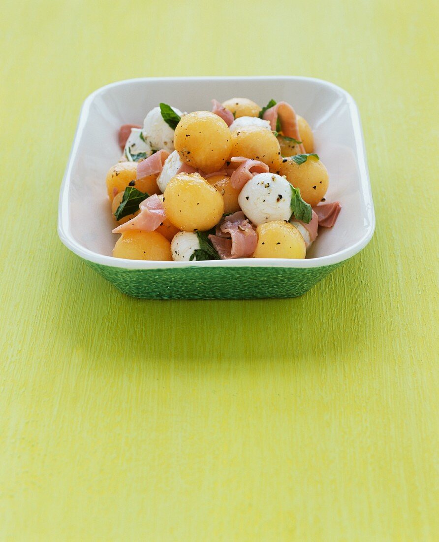 Melonensalat mit Mozzarellakugeln und Prosciutto