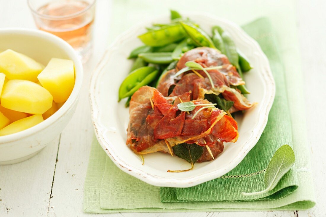 Saltimbocca mit Zuckerschoten und Pellkartoffeln