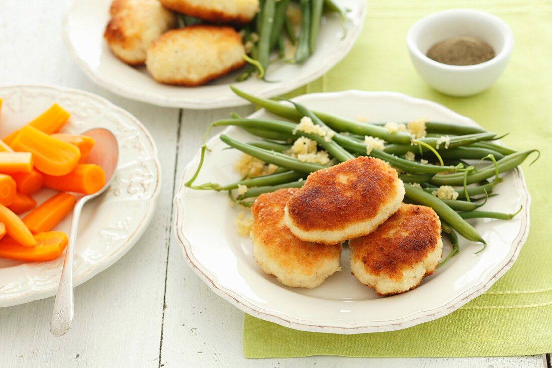 Panierte Hähnchenfilets mit grünen Bohnen