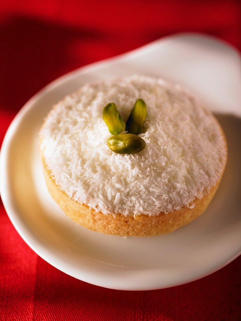 Individual coconut cake with goat's cheese and pistachios