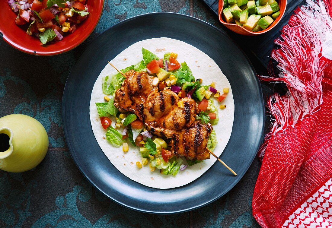 Gegrillte Hähnchenspiesse mit Salsa und Avocado (Mexiko)