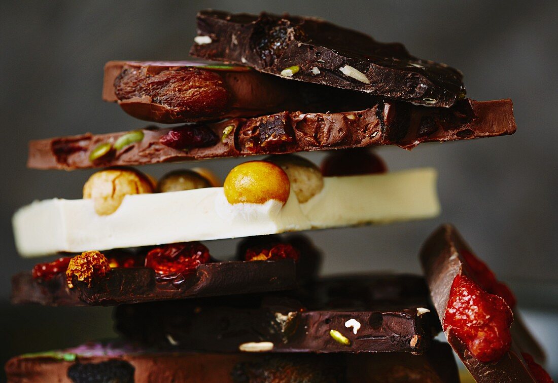 Assorted chunks of broken chocolate, stacked (close-up)