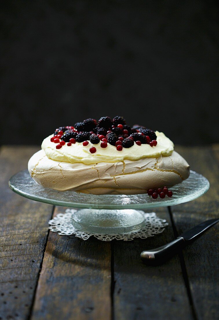 Pavlova mit weisser Schokoladencreme und Beeren