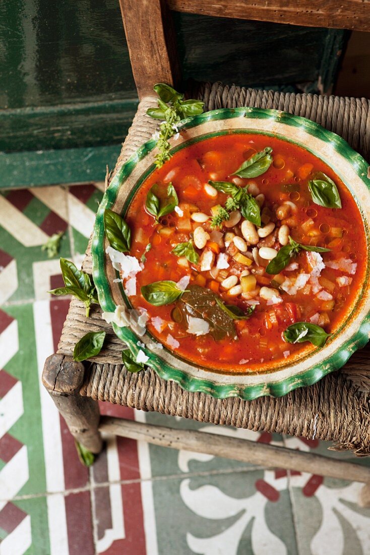 Minestrone mit Basilikum