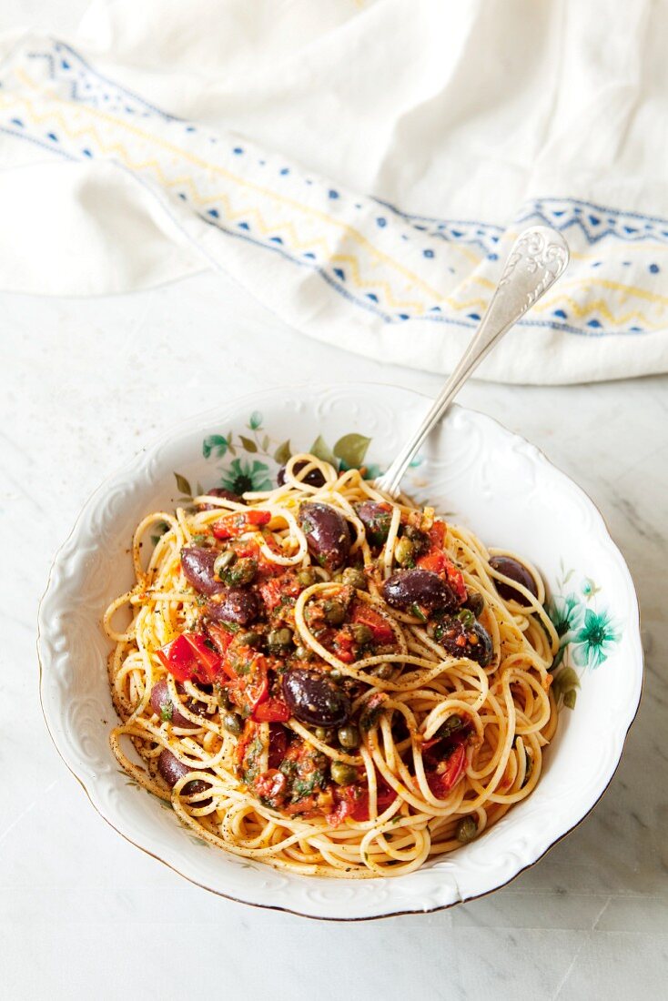 Spaghetti mit Tomaten, Oliven und Kapern