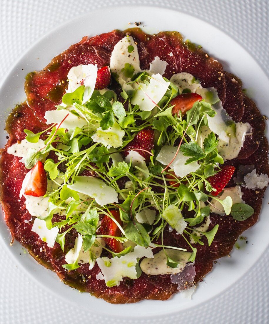 Rindfleisch-Carpaccio mit Parmesan, Kräutern und Erdbeeren