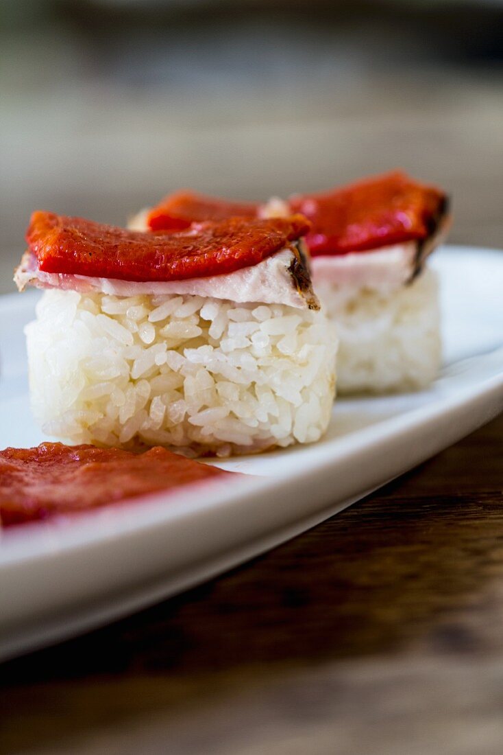 Reishäppchen in Sushi Form mit Schweinefleisch und Paprika